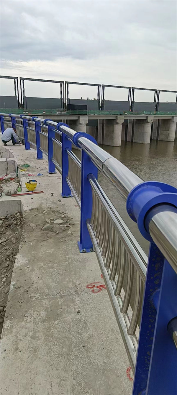 泰山发货及时的不锈钢桥梁防撞护栏生产厂家