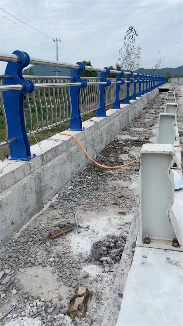 在平邑本地买不锈钢桥梁护栏更实惠