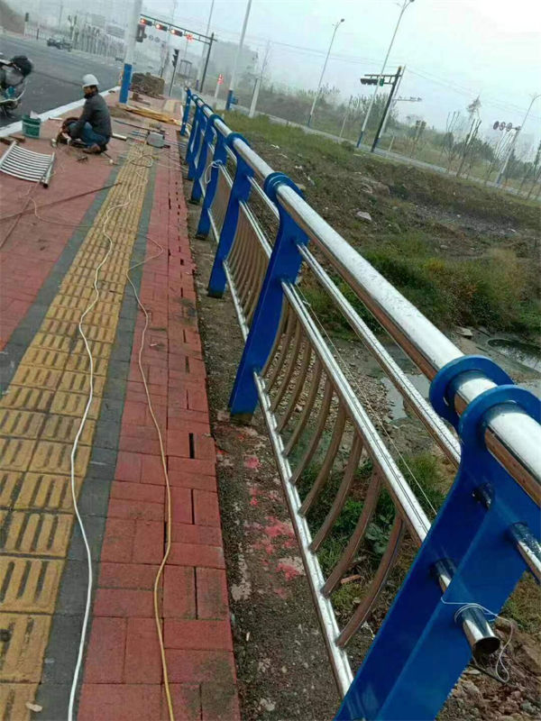 潍城不锈钢桥梁防撞护栏让利促销