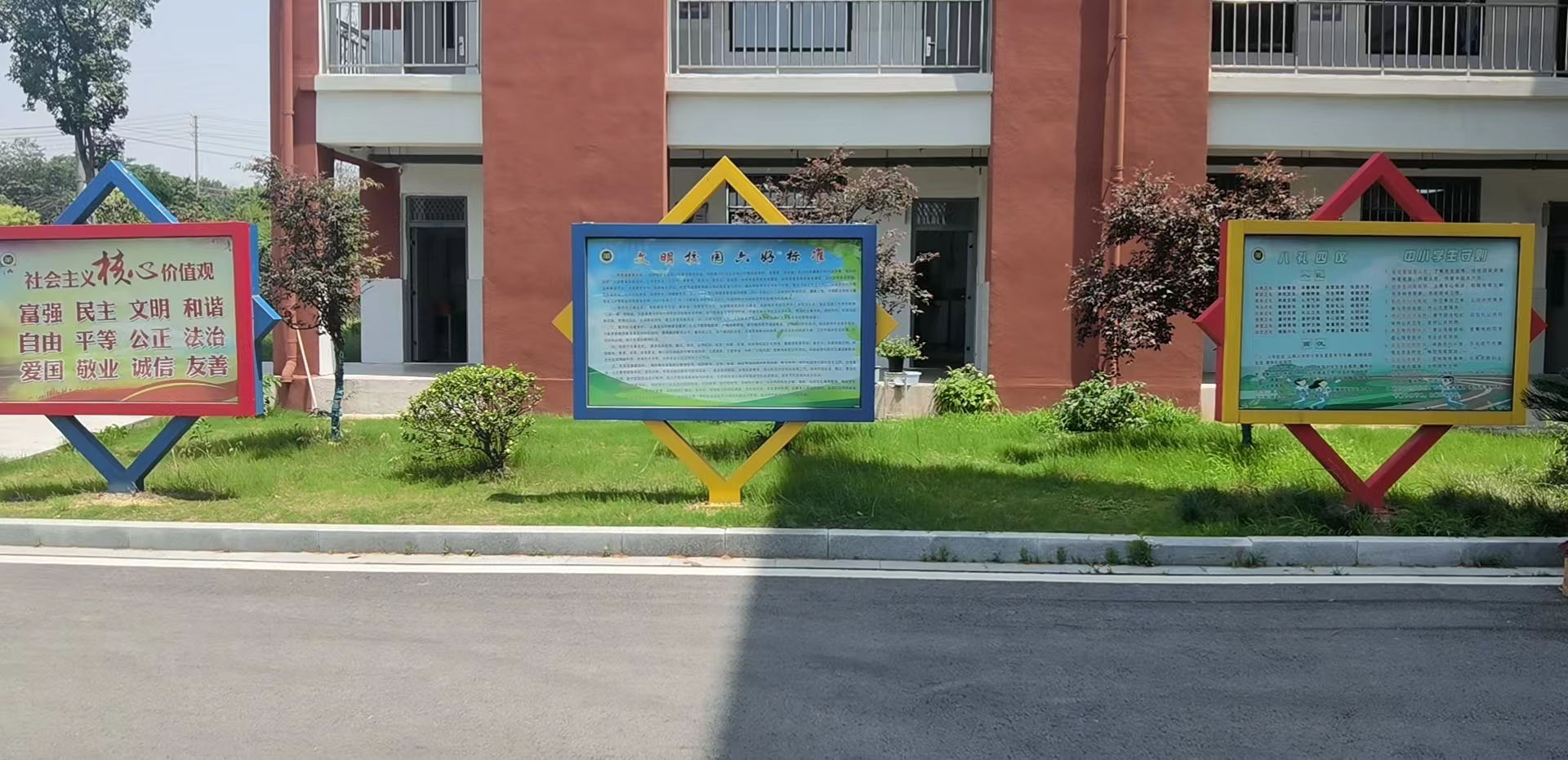 新安学校宣传栏设备生产厂家